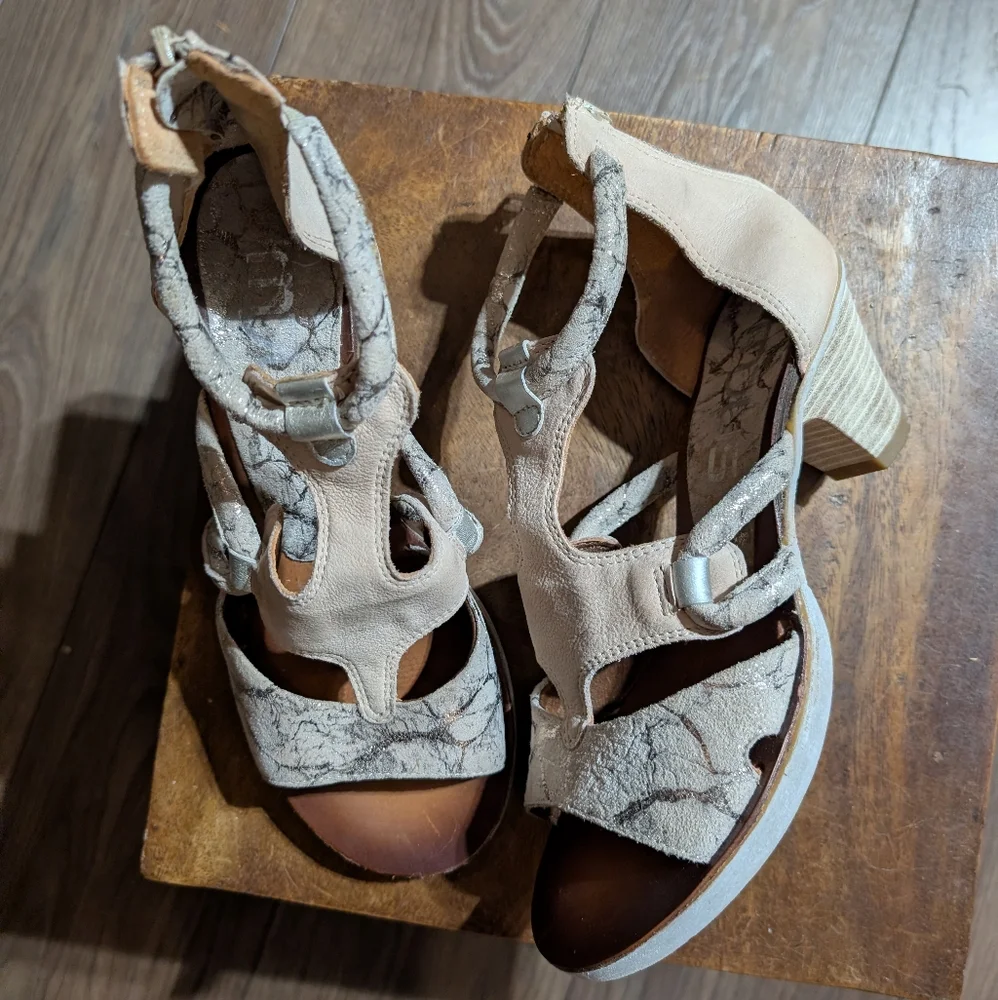 Mjus distressed heeled sandals - Picture 8 of 10